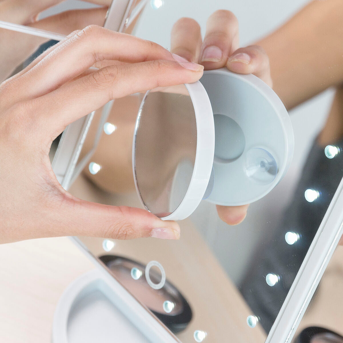 Magnifying Mirror with LED 4-in-1 Ledflect